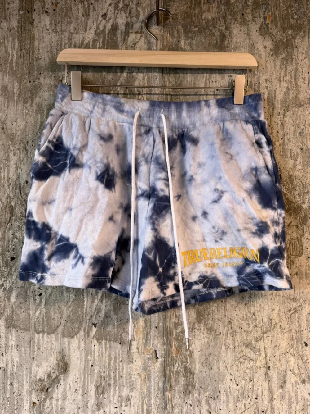 TRUE RELIGION Men's Tie Dye Relaxed Short in Blue Size M